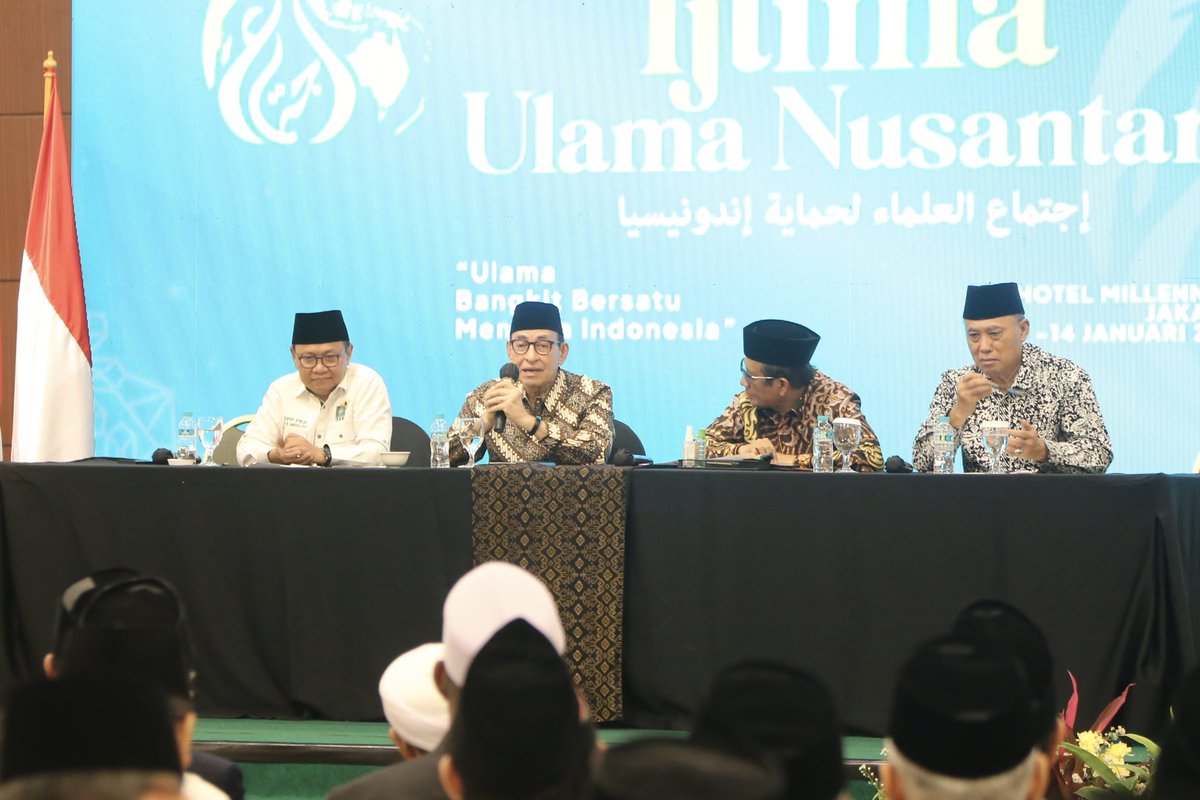 DPP_PKB's tweet photo. Para narasumber ; Prof. Dr. Alwi A. Shihab, Prof. Dr. Mahfud MD dan KH. As’ad Said Ali menyampaikan materi tentang membangun Qiyadah Qawiyyah untuk kemaslahatan ‘Am dalam acara Ijtima’ Ulama Nusantara di Jakarta. 

#gusmuhaimin #ijtimaulamanusantara #PKB https://t.co/cvdOGxgCTq