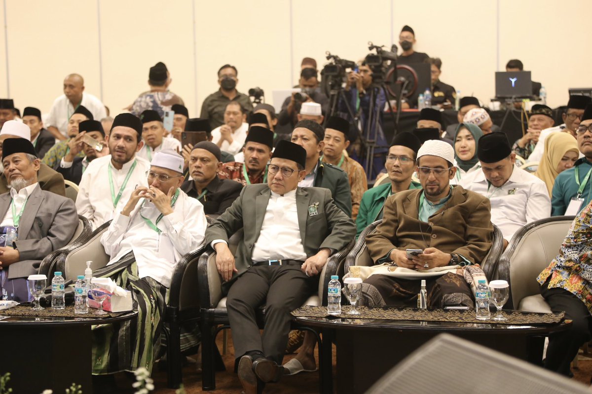 DPP_PKB's tweet photo. Para narasumber ; Prof. Dr. Alwi A. Shihab, Prof. Dr. Mahfud MD dan KH. As’ad Said Ali menyampaikan materi tentang membangun Qiyadah Qawiyyah untuk kemaslahatan ‘Am dalam acara Ijtima’ Ulama Nusantara di Jakarta. 

#gusmuhaimin #ijtimaulamanusantara #PKB https://t.co/cvdOGxgCTq