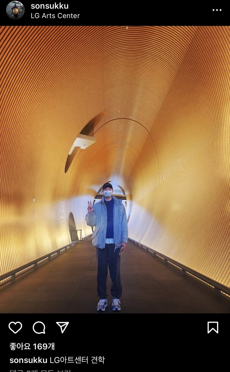 S2_Jho_'s tweet photo. 하 손석구 ㅈㄴ 귀엽다…..
다 큰 40살 남성이 중딩 소풍 간 것 마냥 브이하구 lg아트센터 견학 이러는 게 진짜 귀엽다구요ㅠ https://t.co/3kjJPev4SQ