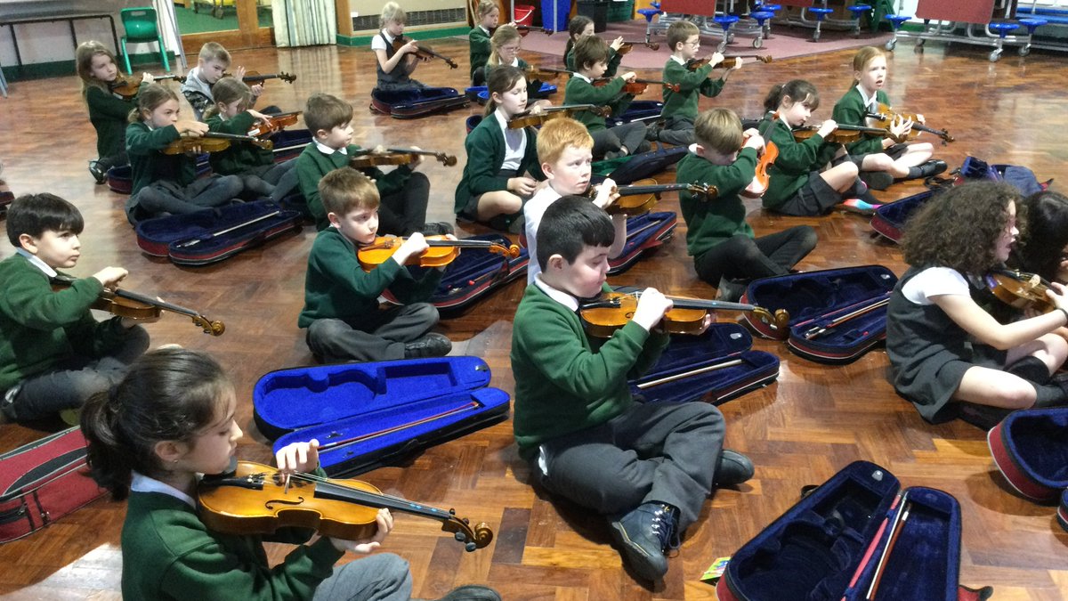 3PBWoodlands's tweet photo. A fantastic first session learning how to play the violin. Well done 3PB👏🎻🎼@2LBWoodlands @Edsential https://t.co/F70FNueA4q