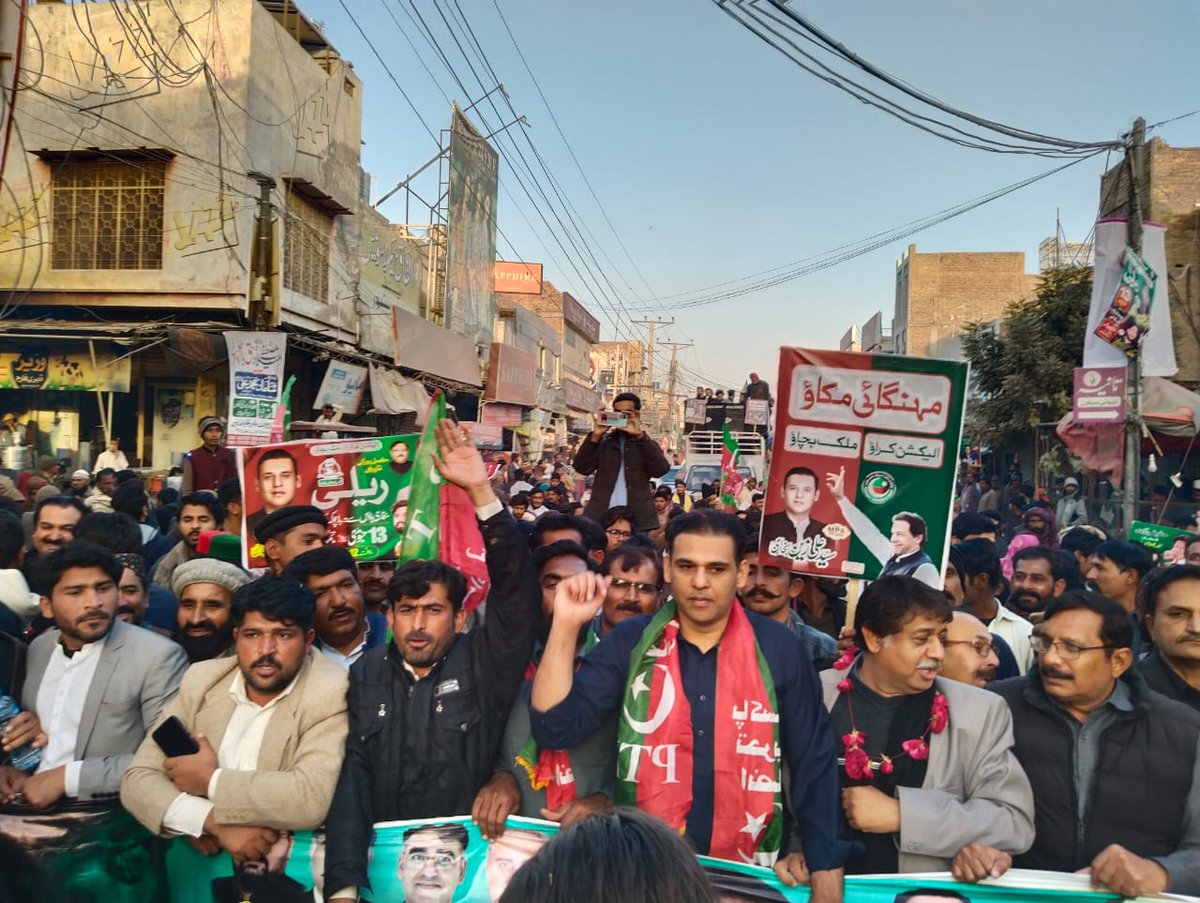 PTISPOfficial's tweet photo. #الیکشن_کراؤ_ملک_بچاؤ_ریلی
چیئرمین عمران خان  اور صدر جنوبی پنجاب سینیٹر عون عباس بپی کی ہدایت پر  جوائنٹ سیکریٹری جنوبی پنجاب پاکستان تحریک انصاف علی زین بخاری( حلقہ pp246) کی قیادت میں حاصلپور میں ریلی کا انعقاد
ریلی میں پی ٹی آئی کے ہزاروں کارکنان سمیت عوام کی بڑی تعداد شریک https://t.co/kwTXxAPqtl