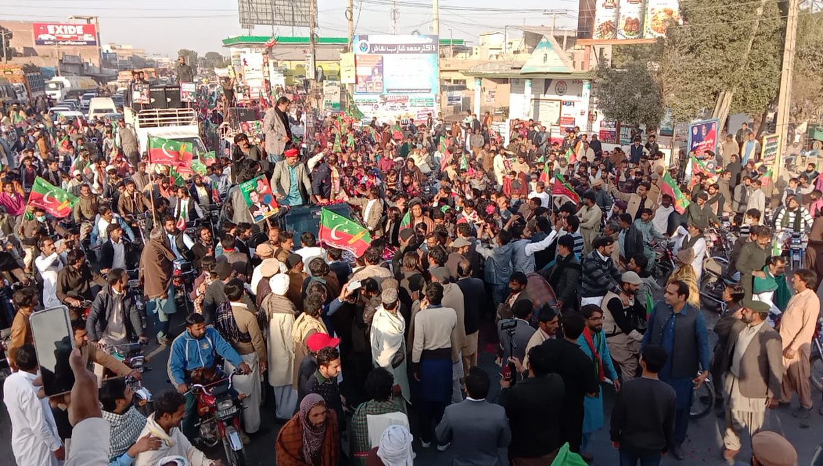 PTISPOfficial's tweet photo. #الیکشن_کراؤ_ملک_بچاؤ_ریلی
چیئرمین عمران خان  اور صدر جنوبی پنجاب سینیٹر عون عباس بپی کی ہدایت پر  جوائنٹ سیکریٹری جنوبی پنجاب پاکستان تحریک انصاف علی زین بخاری( حلقہ pp246) کی قیادت میں حاصلپور میں ریلی کا انعقاد
ریلی میں پی ٹی آئی کے ہزاروں کارکنان سمیت عوام کی بڑی تعداد شریک https://t.co/kwTXxAPqtl