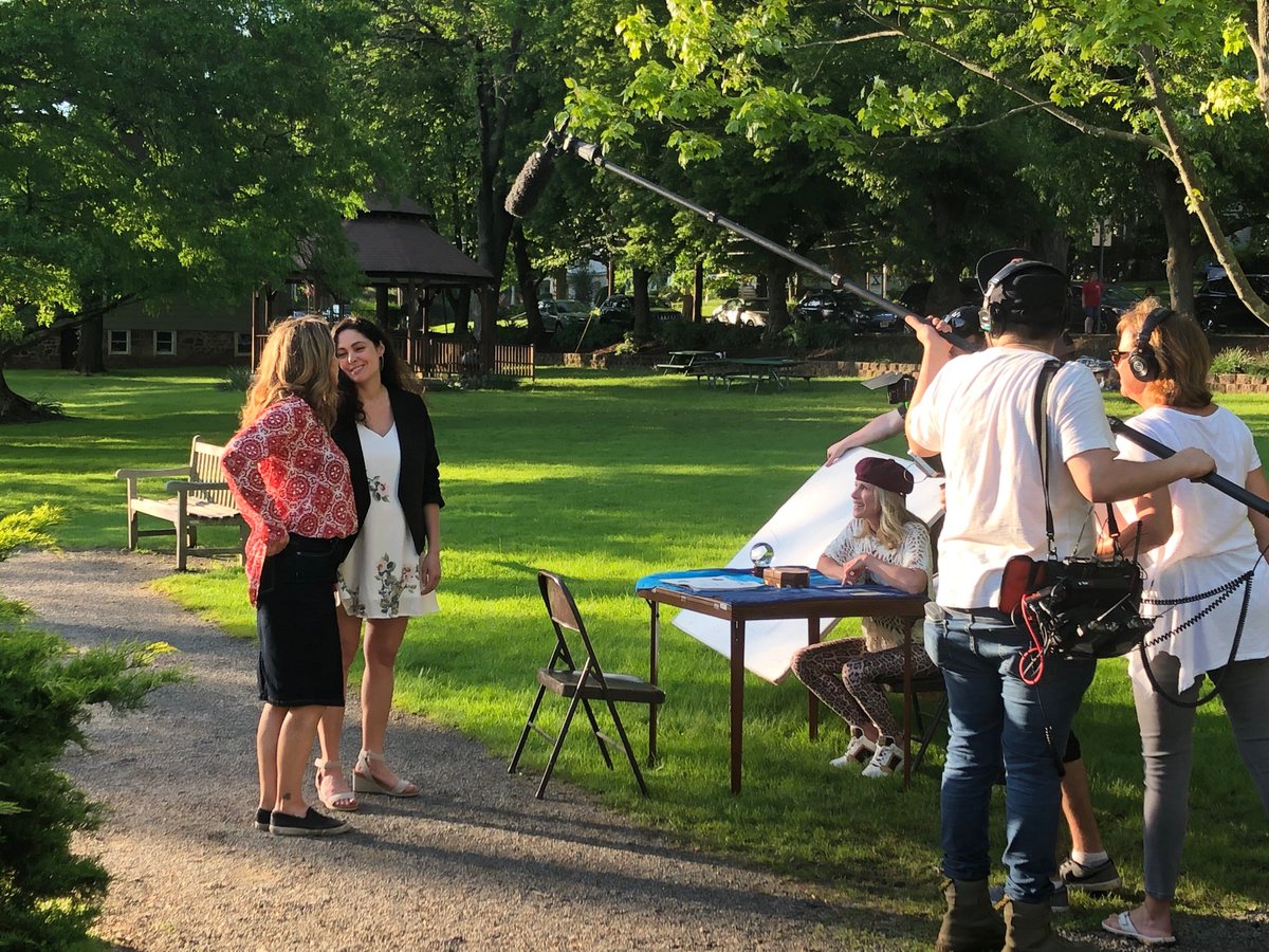 venicetheseries's tweet image. Looks like Zelda is about to get a peek of Ani's palm. 

#VeniceTheSeries