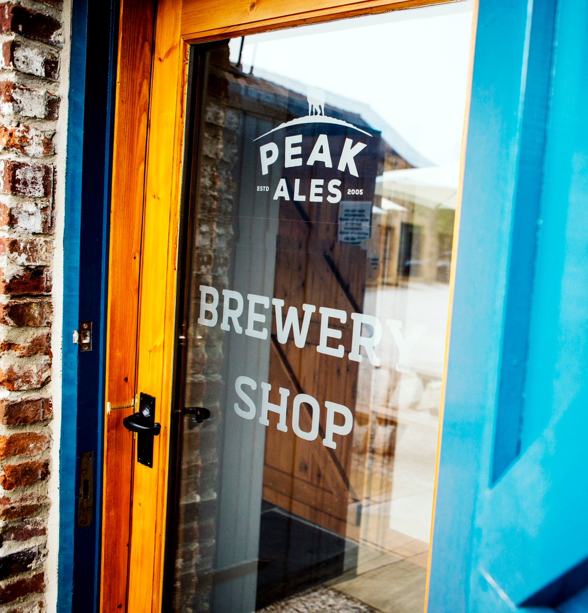 peakales's tweet photo. Come to the shop tomorrow for 10% off 12 packs of real traditional ale and award winning 70cl bottles of Chatsworth Gin - we are also giving you a free Peak Ales Pint glass too with your case*. Splendid 🍻
*Spend over £25. https://t.co/X1yrTM2Tor