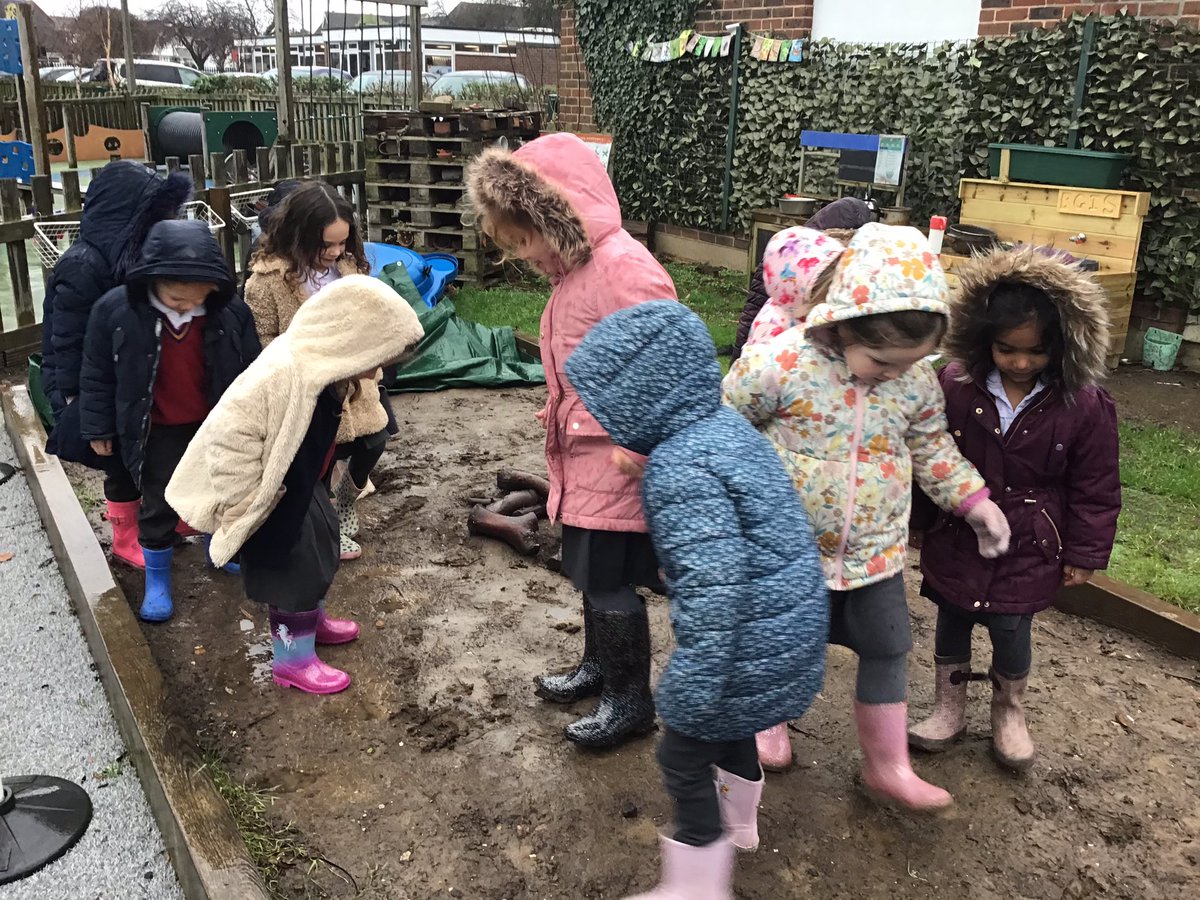 This week reception have been looking at the story ‘We’re Going on a Bear Hunt’. Sunshine class went outside and explored walking though the wet mud. The children came up with some fantastic words to describe the mud such as gooey, sticky and squelchy.