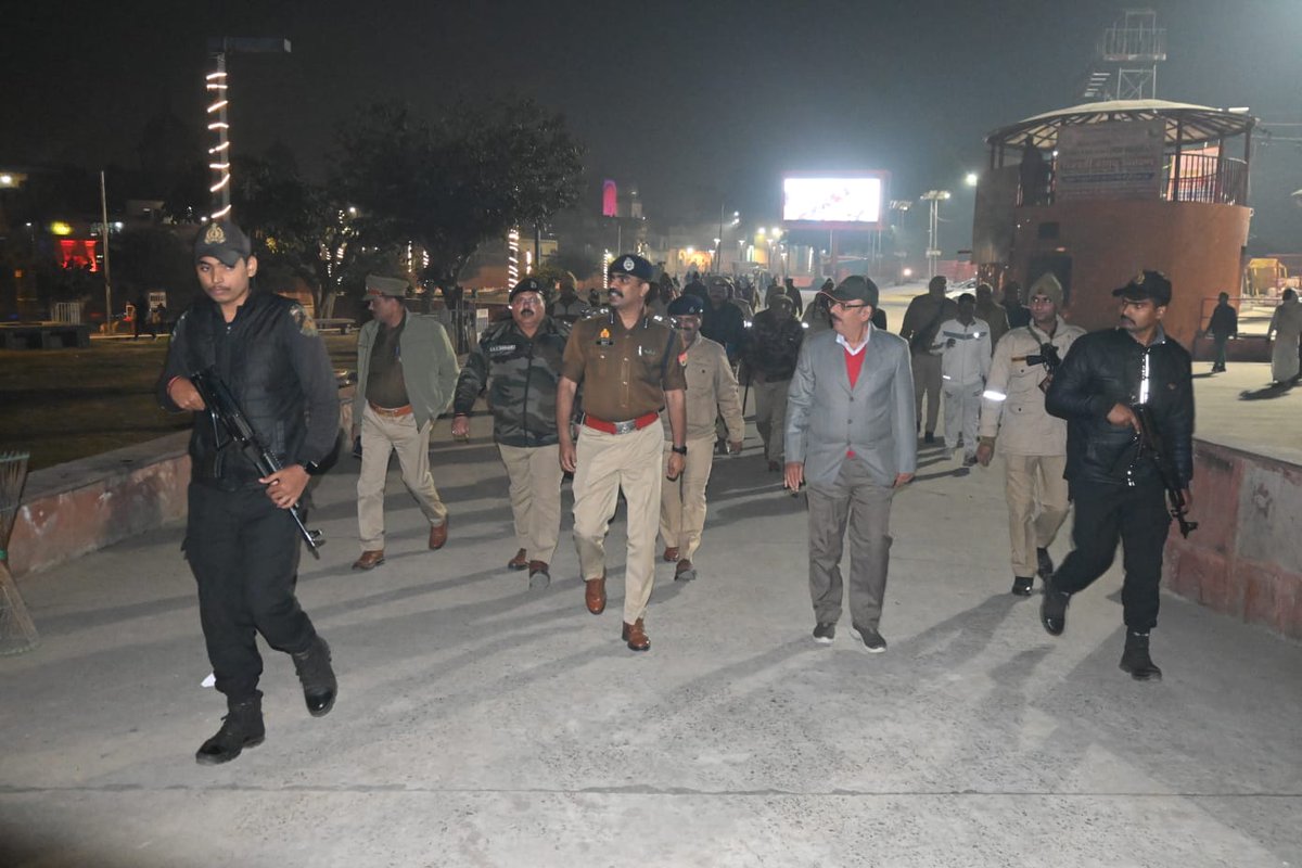 ayodhya_police's tweet photo. #digrangeayodhya द्वारा DIG/SSP_अयोध्या @IPSMUNIRAJ  व अन्य पुलिस बल के साथ आगामी मकर संक्रान्ति त्यौहार पर शान्ति व्यवस्था की दृष्टि से घाटों का निरीक्षण किया गया तथा लगने वाले  मेले मे शान्ति व्यवस्था हेतु मेला आयोजकों से वार्ता कर अधिकारी/कर्मचारीगण को दिशा निर्देश दिया गया। https://t.co/R1zQAM9YH8