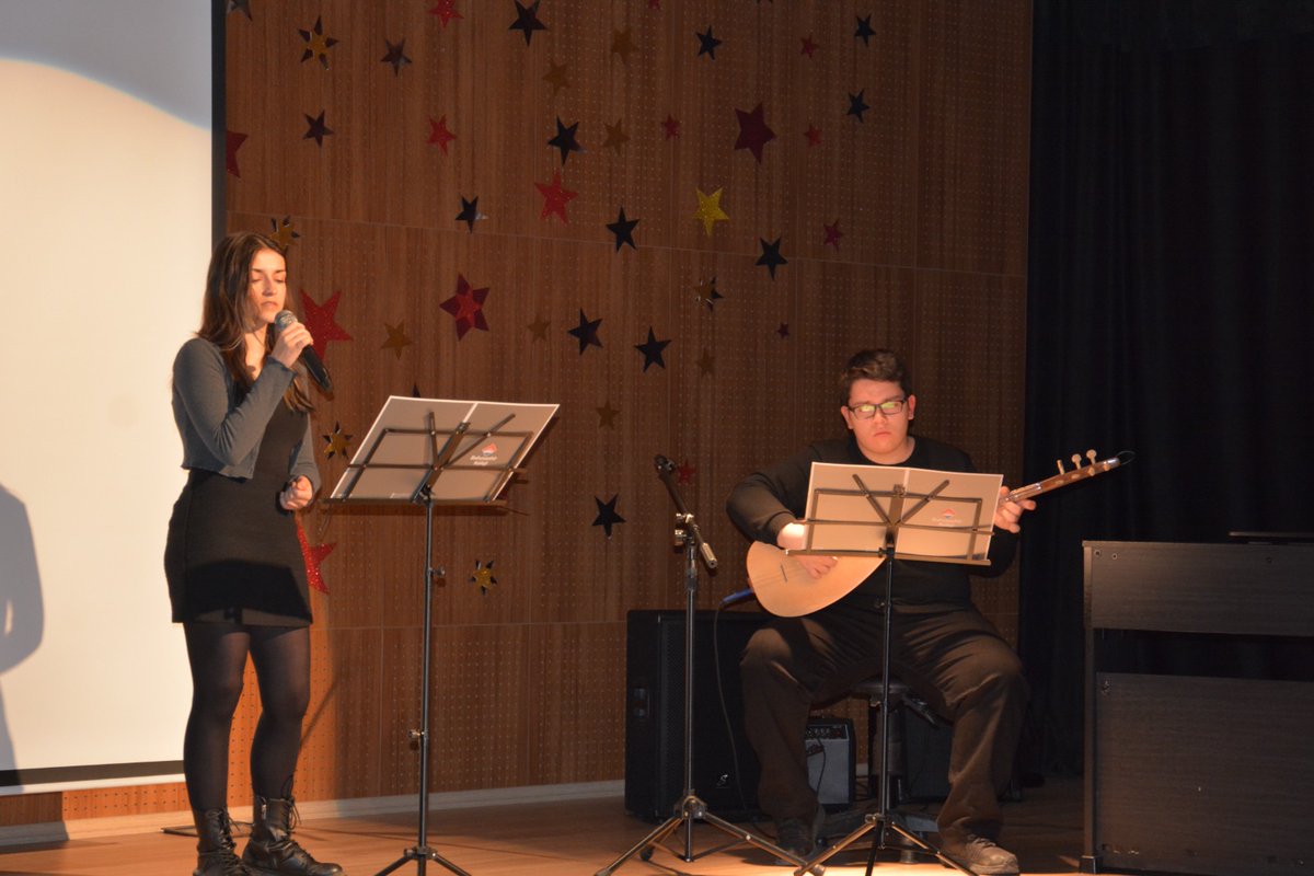 “Şiir, gökkuşağının yedi rengini çocuk gülüşlerinde aramaktır.
Anka kuşunun kanadında uçsuz bucaksız gökyüzünü seyre dalmaktır.Şiir, yeni gelen güne umutla; merhaba, demektir.”
Lise öğrencilerimizin düzenlediği “Bestelenen Şiirler” gösterisi güzel anılar biriktirmemizi sağladı.