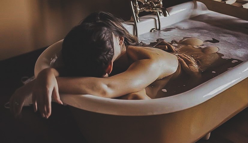 neversleeps29's tweet photo. Bathtub Kisses https://t.co/xJe4L9GseO
