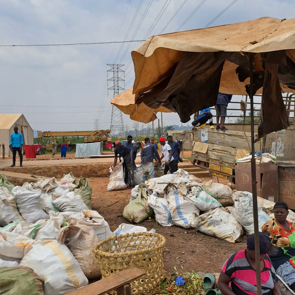 UgandaRangers's tweet photo. Noticed two enterprising ladies waiting for customers sitted besides their fresh produce while covered in a strong smell from an illegal dumpsite behind them.
Powered by #OEOO #GIZ #NatuRes_ug #GGGI, the team got to action, cleared the dumpsite. https://t.co/SjvcWW7vP1