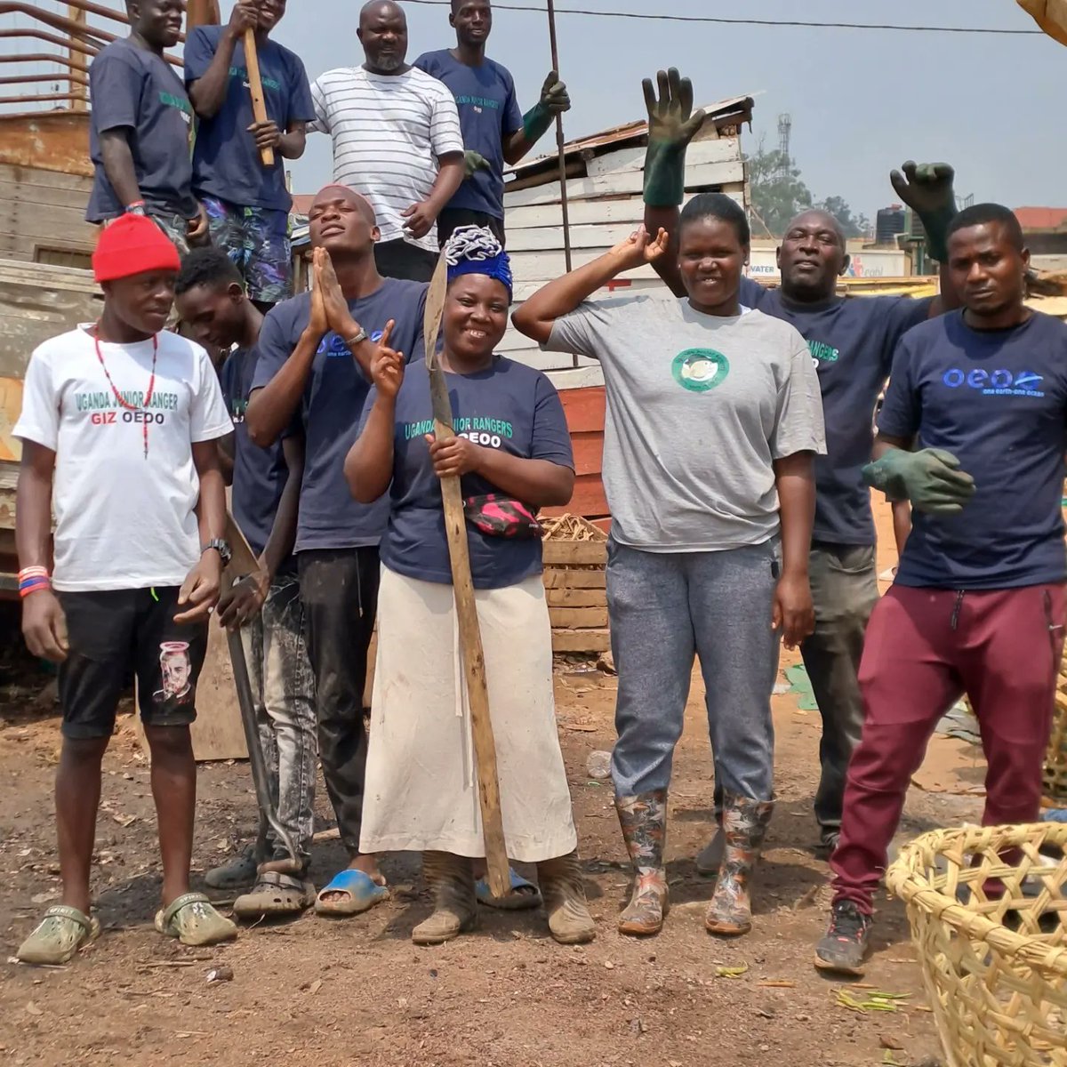 UgandaRangers's tweet photo. Noticed two enterprising ladies waiting for customers sitted besides their fresh produce while covered in a strong smell from an illegal dumpsite behind them.
Powered by #OEOO #GIZ #NatuRes_ug #GGGI, the team got to action, cleared the dumpsite. https://t.co/SjvcWW7vP1