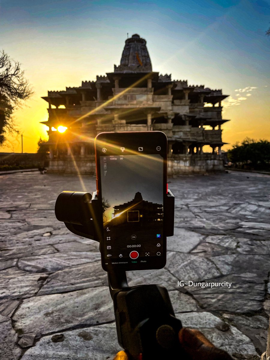 Dungarpur_City's tweet photo. Finding inner peace at the feet of the Lord Shiva 🙏🏼
#Dungarpur #DungarpurCity #DungarpurTourism #Love_Rtk
#devsomnath #devsomnathmahadev #devsomnath_dungarpur https://t.co/KNBmCsTyHt