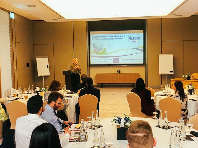 EUintheUAE's tweet photo. Today, @JorgensenJuul, Director-General for 
@Energy4Europe, presented #REpowerEU, the EU's response to energy &amp; climate crises and the great business opportunities it offers at a business breakfast organized #inAbuDhabi by @EUintheUAE &amp; @DialogueEu. https://t.co/7XJtVkFOds