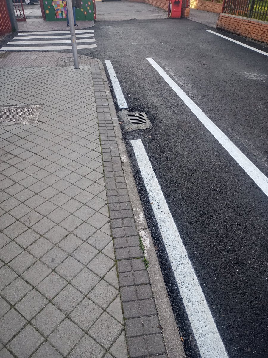 Gracias <a href="/AytoLeganes/">Ayuntamiento de Leganés</a> pero se podría rematar y volver a colocar los pivotes, ya q en este primera semana ya están los q aparcan sobre la acera y el carril🚫.
✔️Y así tendríamos el carril bici como antes y, lo más importante, SEGURO para nuestros hijos e hijas.
