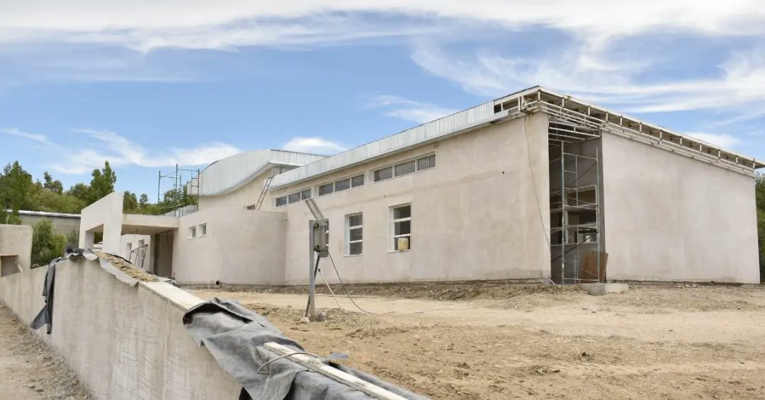 SIEPChubut's tweet photo. Continuamos trabajando en la construcción de una Escuela de Nivel Inicial en el Barrio Cordón Forestal de Comodoro Rivadavia 🏫

✅️ 76% de avance de obra.

✅️ 583,50 metros cuadrados de superficie.

#ChubutEnMovimiento https://t.co/OWhFUTS6vF
