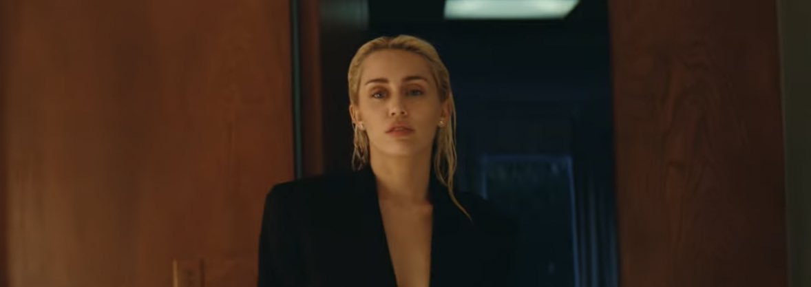 La canción de Miley Cyrus nos recuerda que somos autosuficientes, y que no necesitamos de nadie más que de nosotros mismos y sobre todo… Que no debemos esperar por nadie para hacer cosas por nosotros❤️