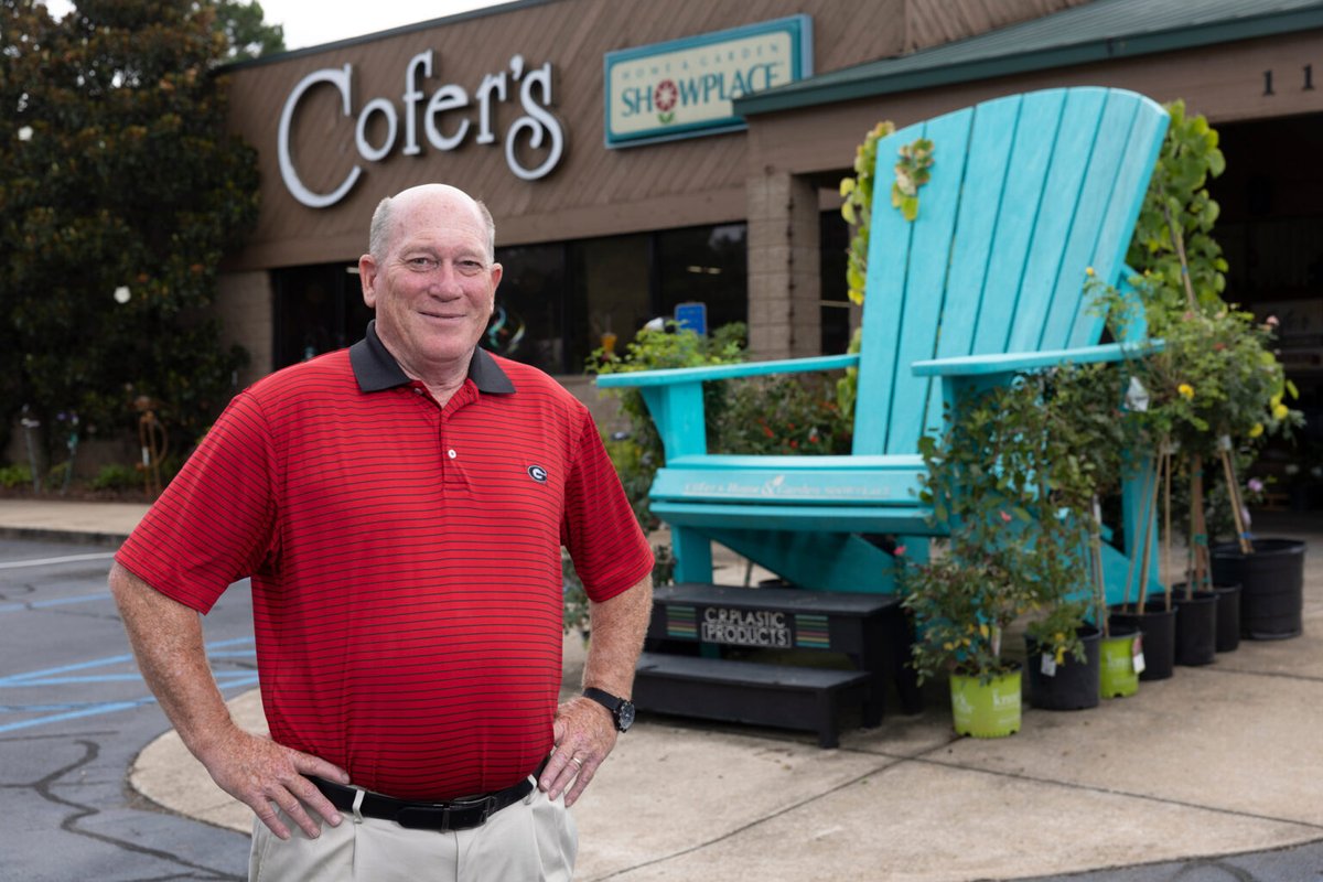 ugaalumniassoc's tweet photo. When Stuart Cofer (BBA ’81) drives around his hometown of Athens, there are two things he can point out: the flowers purchased from his family’s plant nursery and all the changes that have been made since he was a kid.
https://t.co/HJQjfXBraG
#AlumniFeature #FridayFeature https://t.co/wrEteZeppb