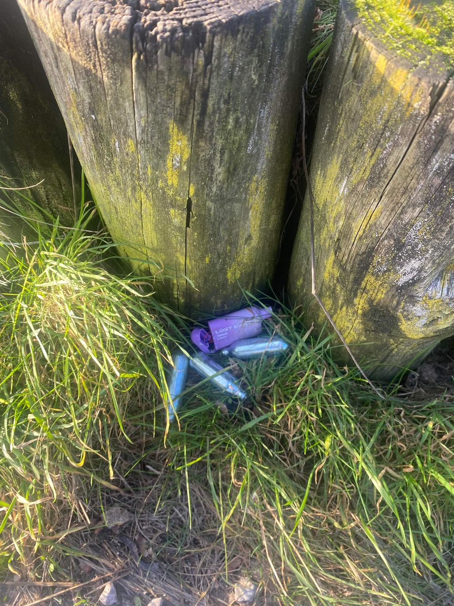 EricTorrington's tweet photo. #Litter location today is #Coaley peak viewing point #Gloucestershire. Placed #vape & #NOS. +185 #litterpicked items to accompany this not so beauty spot🤔. 100s of folk have passed this B4 me & left it. Why? @TruckersUp @StroudDC @KeepBritainTidy @StroudFree @tidybritainAPPG https://t.co/gu42LuHBpK