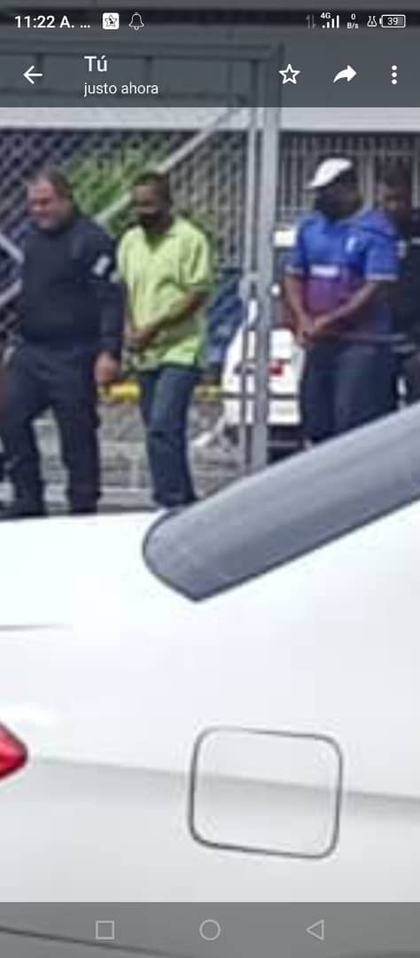 RubendGonzalez's tweet photo. En estos momentos bajan esposados a estos trabajadores Deinis Arturo Torres Correa C.I 15.984.414
Manuel Ramon Palacio Santoyo C.I 15.572.621
Ronald José Rodríguez Hernández C.I 20.163.093 sus únicos delitos levantar la voz por sus Beneficios contractuales y un Salario Digno https://t.co/tsbmN9ihBd
