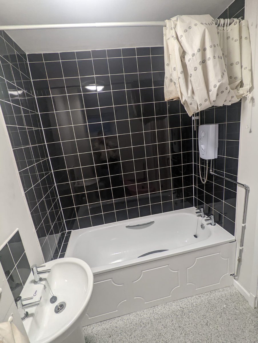 dlp_ltd's tweet photo. WOW!!!! I think you'll agree the afters are 👌

One of our bathroom refurbishments completed by us this week in Manchester.

#bathroomrenovation #socialhousing #localauthority #Manchester #tiling #plastering #plumbing https://t.co/oqdpuhUxFE