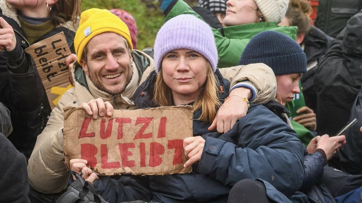 fraaanie's tweet image. Aktivistin, die von der Polizei abgeführt wird. Ah, und ÖRR-Moderatorin. Logisch.