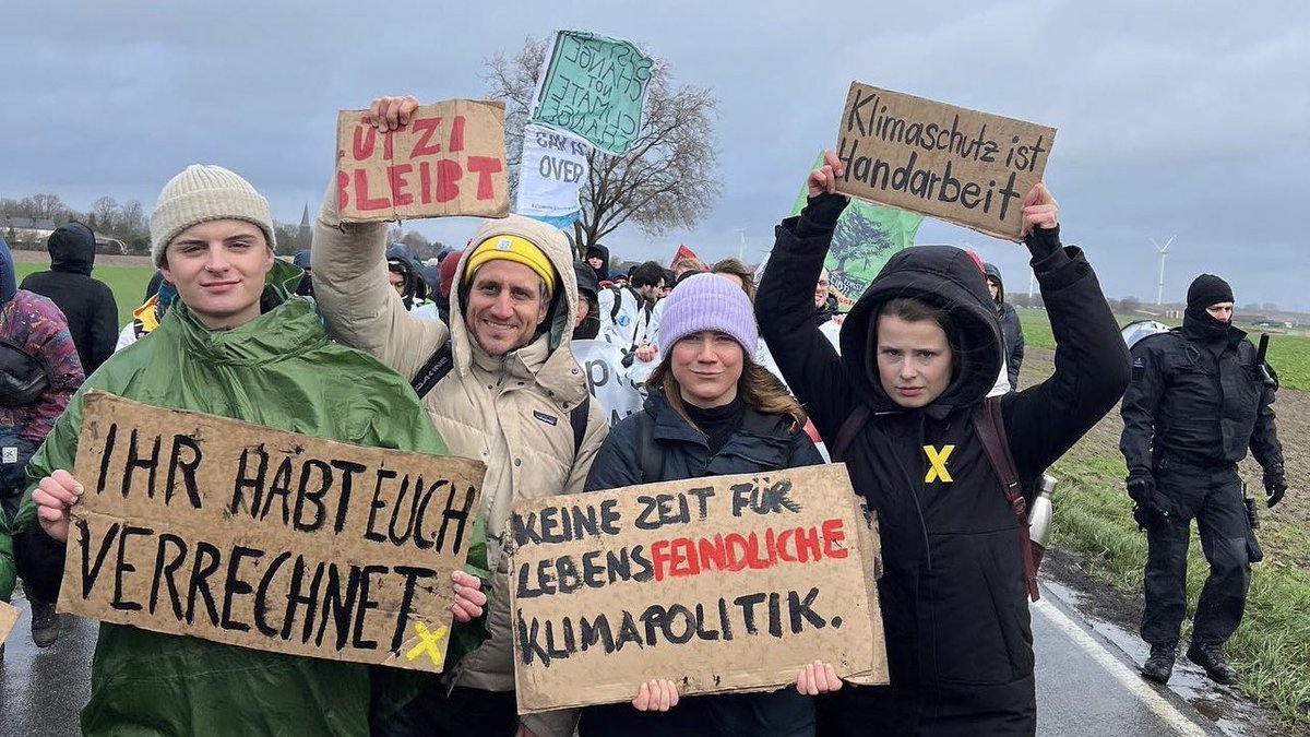 fraaanie's tweet image. Aktivistin, die von der Polizei abgeführt wird. Ah, und ÖRR-Moderatorin. Logisch.