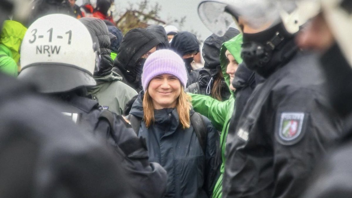 fraaanie's tweet image. Aktivistin, die von der Polizei abgeführt wird. Ah, und ÖRR-Moderatorin. Logisch.