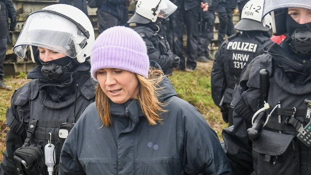 fraaanie's tweet image. Aktivistin, die von der Polizei abgeführt wird. Ah, und ÖRR-Moderatorin. Logisch.