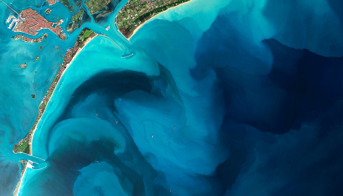 i_ameztoy's tweet photo. The amazing art of #Venezia goes beyond its walls and nearest surroundings. The Adriatic Sea also paints beautiful chaotic shapes helped by turbid waters along the coast 2023-01-10. #Venice #Italy #EarthArt

@CopernicusEU #Sentinel2 🛰️ #EO
Full Size: https://t.co/dsKOY78AA0 https://t.co/mC5bknX4C9