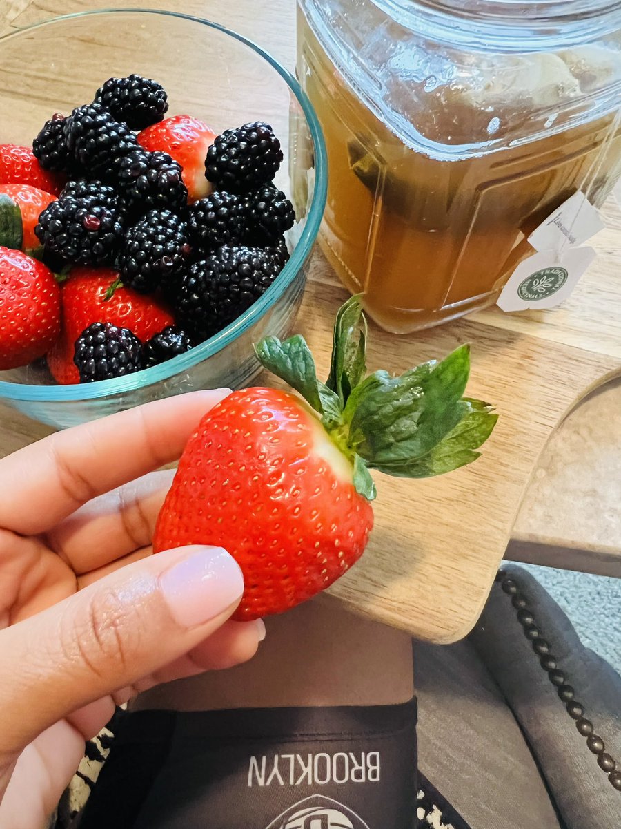 lydia_mol's tweet photo. Everything starts frm within. Red raspberry tea for reproductive health w/Seamoss for minerals. Seasonal berries : anti inflammatory + rich in antioxidants for glowin skin☺️&amp;🐱 

#morningvibes #womenshealth #healthiswealth #takecareofher ⚡️ https://t.co/VYKWLrtQ0v