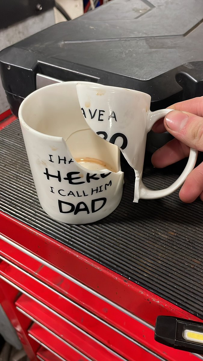 aaronfindlay_'s tweet photo. Gid mug broke aswell ffs the wains are gonna be ragin https://t.co/AEhA0mWzMA