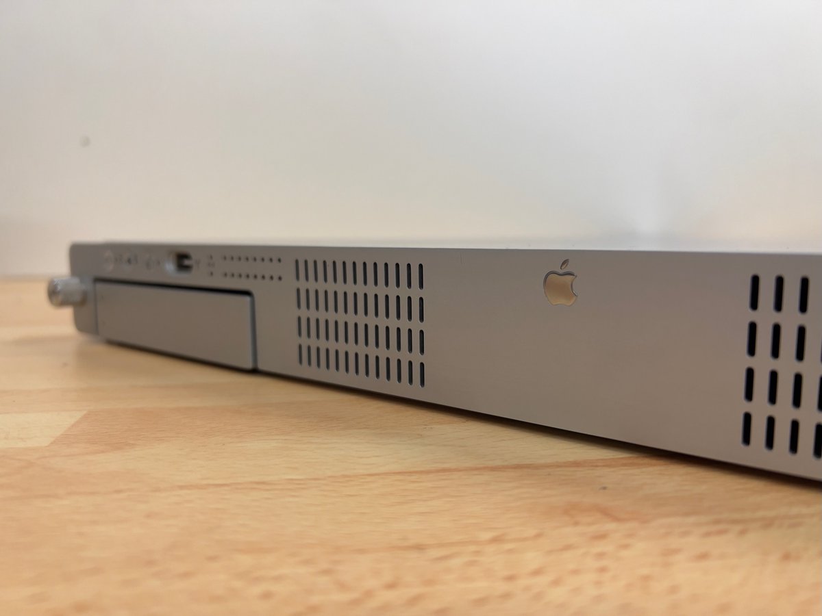 pfreney's tweet image. Xserve G5/2.0 DP Cluster Node (PCI-X)
Model number : A1068
Introduction Date : 2004
Configuration : 80 GB Hard drive / 2 x 1 GB RAM

instagram.com/p/CnXKUtsj822/

#xserve #applexserve #appleserver #server #servers

#apple #applecomputer #applevintage #applecollection #applecollector