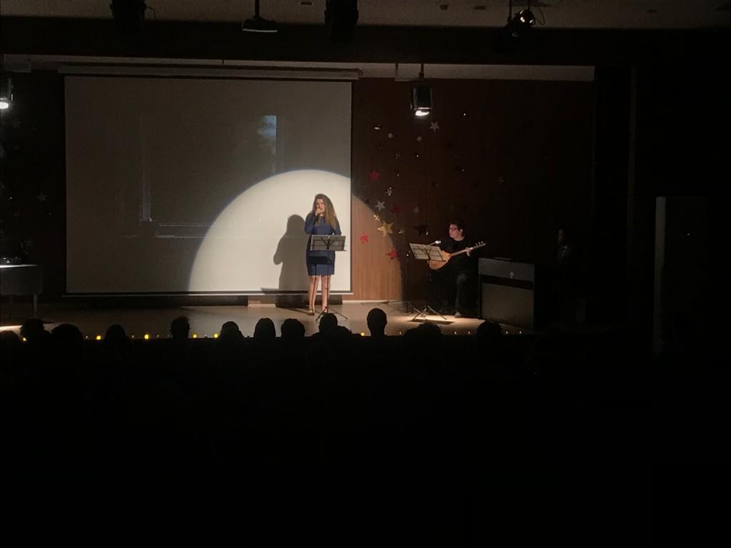 “Şiir, gökkuşağının yedi rengini çocuk gülüşlerinde aramaktır.
Anka kuşunun kanadında uçsuz bucaksız gökyüzünü seyre dalmaktır.Şiir, yeni gelen güne umutla; merhaba, demektir.”
Lise öğrencilerimizin düzenlediği “Bestelenen Şiirler” gösterisi güzel anılar biriktirmemizi sağladı.