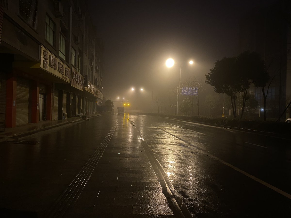 PiXingling's tweet photo. 街道雨雾蒙蒙的夜晚的年味越来越浓，城市越来越静。 https://t.co/p8qLhXRj5M