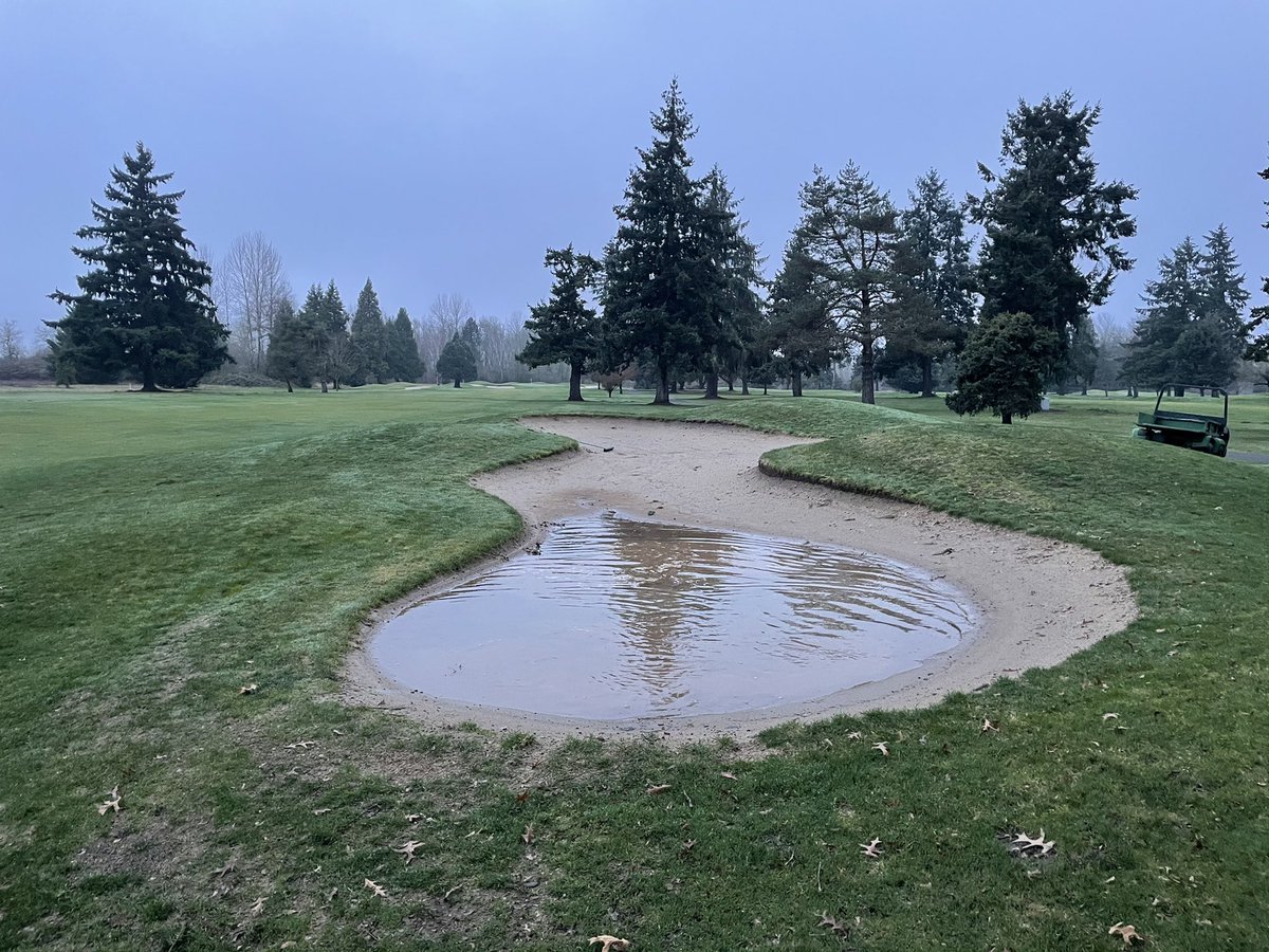 wiggine2's tweet photo. Fairway bunkers are getting a much needed facelift! https://t.co/GjQFLXZ2mk