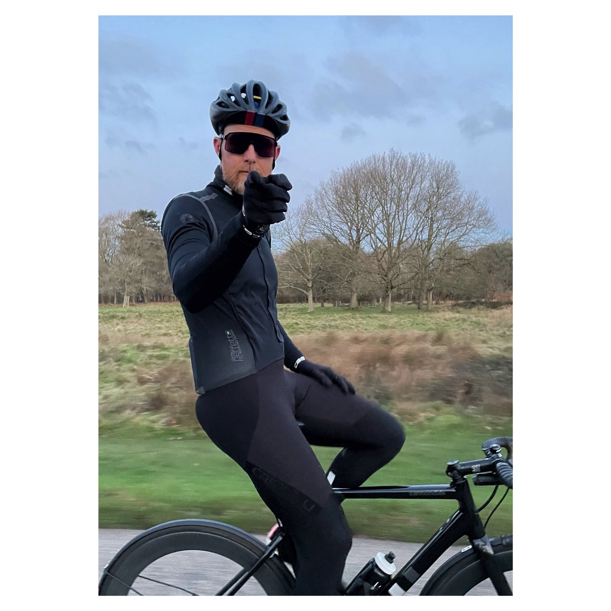 jferg_76's tweet photo. Sunrise - Coffee - Cake #helloweekend #bikelife #cycling #firstlight #ripk @DrCraigChiro @SigmaCannondale https://t.co/nau8bvpa9Y