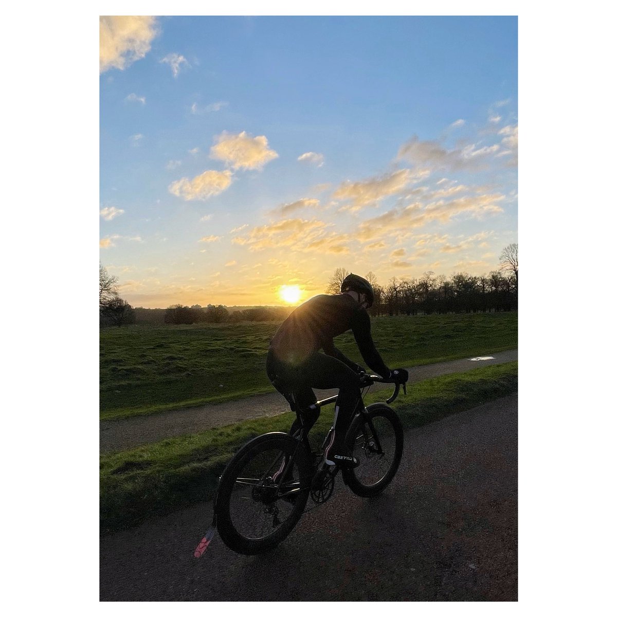 jferg_76's tweet photo. Sunrise - Coffee - Cake #helloweekend #bikelife #cycling #firstlight #ripk @DrCraigChiro @SigmaCannondale https://t.co/nau8bvpa9Y