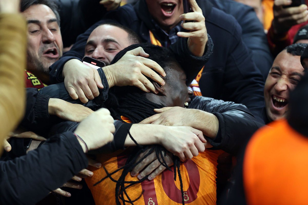 Adamlar sevgilisine böyle ilgi göstermiyordur nesin sen böyle <a href="/BafGomis/">Bafétimbi Gomis</a> 😂