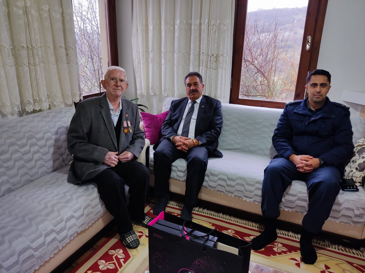 41MustafaGuler's tweet photo. Nusratlı Mahallemizi ziyaretimiz  sırasında Kıbrıs Gazimiz Sayın Hüseyin Avni Yalçın’ı evinde ziyaret ederek hal ,hatırını sorduk. İstek ve arzularını dinledik.Kendilerinin dualarını aldık. Eşi hanımefendinin ev sahipliği ve ikramları İçin teşekkür ederiz. https://t.co/ysFCpROcUH