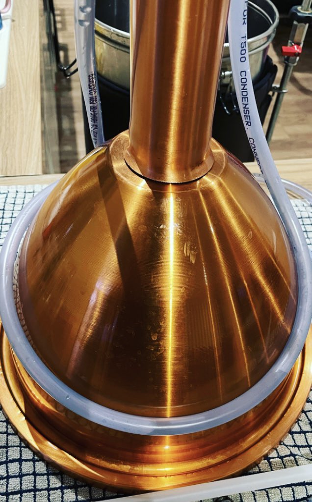elkmere's tweet image. Friday night stripping 👀, first run of 2023, still awaiting news of @WorldVodkaAward, but another course passed and 2 licences applied for, hopefully will be very busy producing and selling this year #vodka #distilling #copperstill #elkmere
