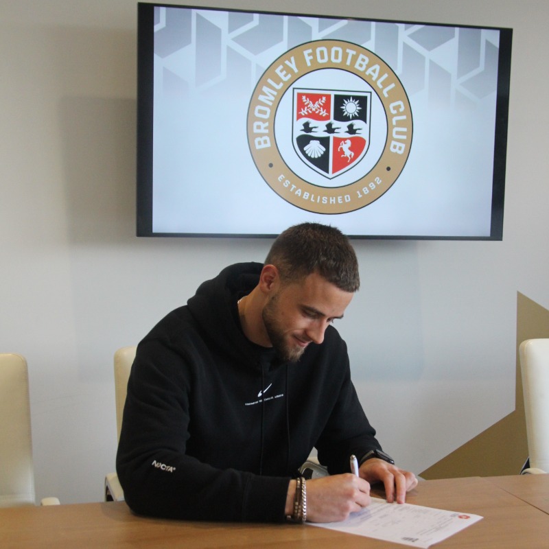 bromleyfc's tweet photo. 𝐁𝐫𝐨𝐦𝐥𝐞𝐲 𝐁𝐚𝐠 𝐁𝐞𝐫𝐠𝐤𝐚𝐦𝐩 ✍️

We are delighted to confirm the signing of Dutch attacking midfielder Mitchel Bergkamp 🇳🇱

Our new signing will be eligible for selection tomorrow 👉 https://t.co/X90wuheSaN

Welcome to Hayes Lane, Mitchel 💪

#WeAreBromley