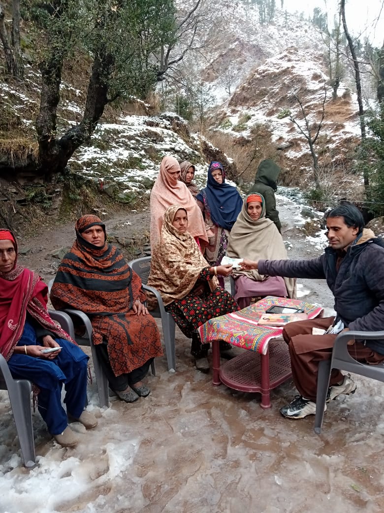 BISP_EMPLOYEES's tweet photo. یونین کونسل کالامولا،  خورشیدآباد حویلی آزاد کشمیر سخت موسمی حالات کے باوجود، Tranche ایکٹیوٹی اور ۔غریبوں میں امداد رقوم کی تقسیم جاری۔
@ShaziaAttaMarri @BBhuttoZardari @bisp_pakistan @fkkundi @NadeemAfzalChan @CMShehbaz @AseefaBZ @MoIB_Official https://t.co/AiL14MMSU2