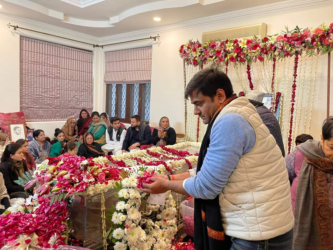 लंबे समय तक राजनीति में आपके साथ गुजारा हर लम्हा याद आएगा। 

मंडल कमीशन के मसीहा श्रद्धेय शरद यादव जी को 'भावपूर्ण' श्रद्धांजलि।
#RIPSharadYadav ji