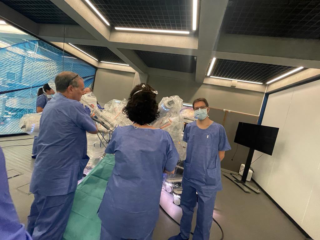 marc_bausili's tweet photo. Amb l’equip quirúrgic de @Mutua_Terrassa completant el training de Sistema de Cirurgia Robòtica Assistida Hugo @Medtronic a @orsiacademy Un agraïment a l’equip @FPuigvert per la seva invitació i suport @silfhomer @stateless79 @DrJM_Gaya https://t.co/P8KIenkCWY