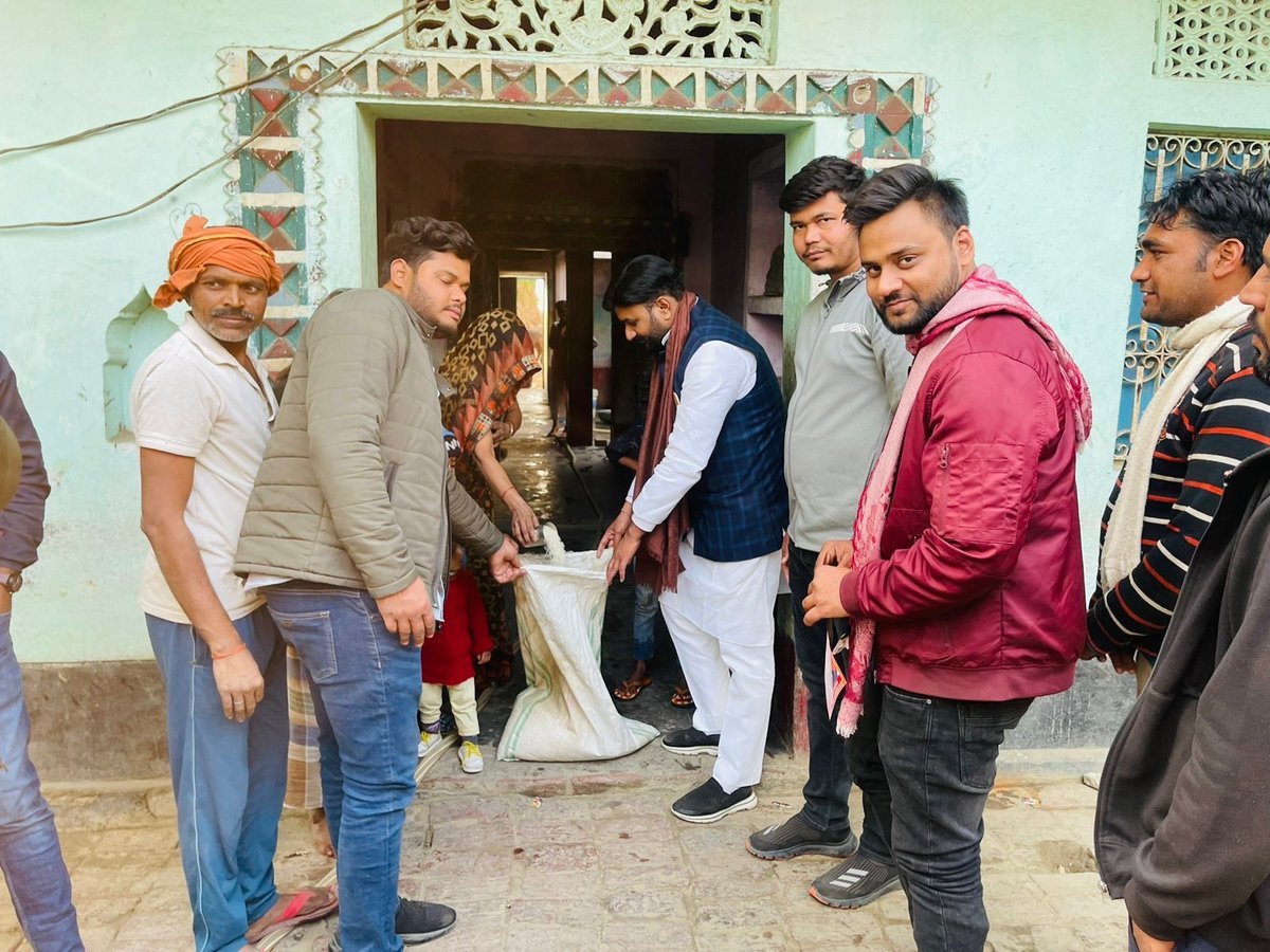 NeerajSinghSays's tweet photo. आज जनपद चंदौली के ग्राम सभा बगही कुम्भापुर 
में पिछड़ी बस्तियों में जाकर मकर संक्रांति के पावन अवसर पर 14 जनवरी 2023 को संगठन द्वारा जनपद चंदौली में आयोजित समरसता खिचड़ी भोज हेतु राष्ट्रीय महासचिव कौशलेंद्र सिंह ने अन्नदान लिया  । https://t.co/NPvDlHkkQd