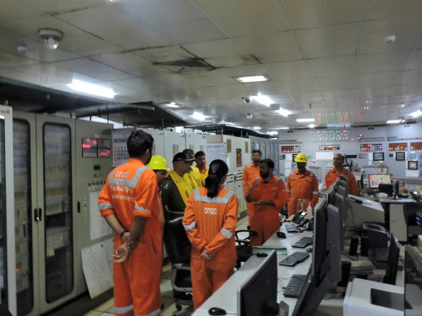 #AirMshlVikramSingh #AOCinC #SouthWesternAirCommand today visited #ONGC Oil Rig - Heera, Mumbai. He was received by OIM Mr Swain of ONGC and conducted around the rig. Air Mshl interacted with the officials on the rig and discussed the challenges in offshore operations.
