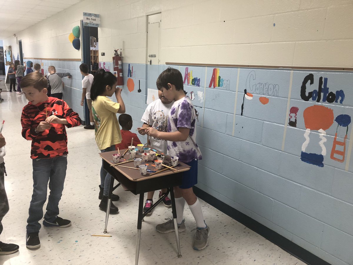 Painting the walls to celebrate Baucom before we say goodbye to the building! <a href="/baucomes/">Baucom Elementary School</a> Thank you <a href="/BaucomPTA/">Baucom PTA</a> for the supplies!