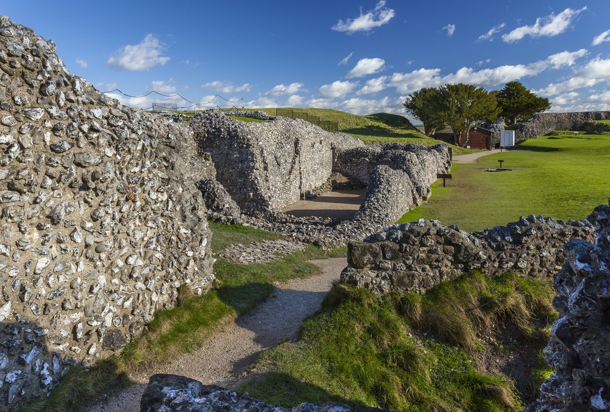 This weekend, why not climb the mighty ramparts for views over the Wiltshire plains at @EHOldSarum greatwestway.co.uk/see-and-do/old… #GreatWestWay