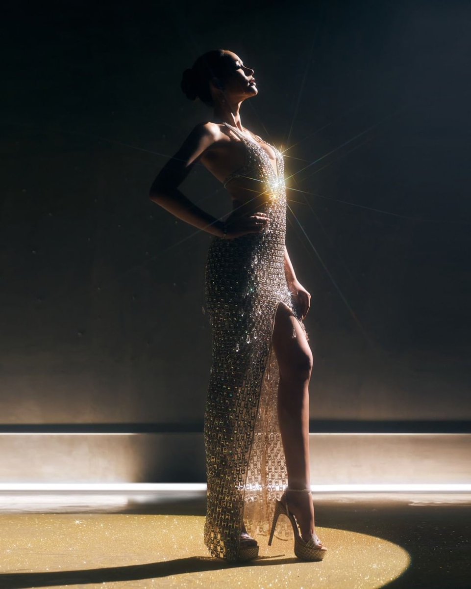 GossipRoomOff's tweet photo. 🚨 Pour Miss Univers 2023, Miss Thaïlande, 24 ans, défilera dans une robe fabriquée grâce à... des capsules de canettes recyclées. Elle a voulu rendre hommage aux professions de ses parents : son père éboueur et sa mère, balayeuse de voirie. 👑🇹🇭 (via IndianExpress) https://t.co/txDvz5Eqvp