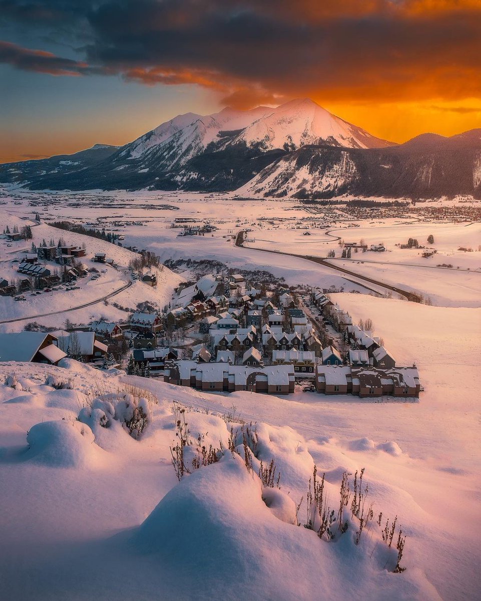 Crested Butte | Colorado Mountains USA 

📸 @austinpedersen_
.
#coloradomountains #crestedbutte #rockymountains #colorado #cabinlife #travel #wanderlust #adventures #peace