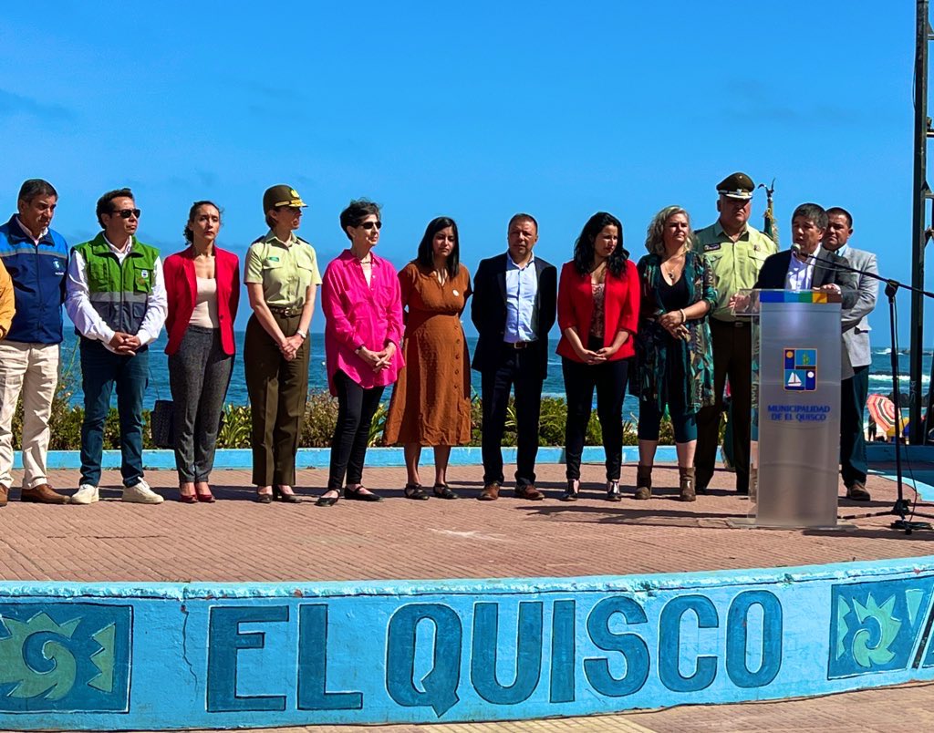 SubseInterior's tweet photo. REGIONES. “Quiero agradecer a los 247 funcionarios de @Carabdechile que se van a desplegar de manera adicional a la dotación permanente en la región de Valparaíso”. Subsecretario @DrManuelMonsalv desde El Quisco #PlanVeranoSeguro 🏖️ https://t.co/gjE8JpNHuj